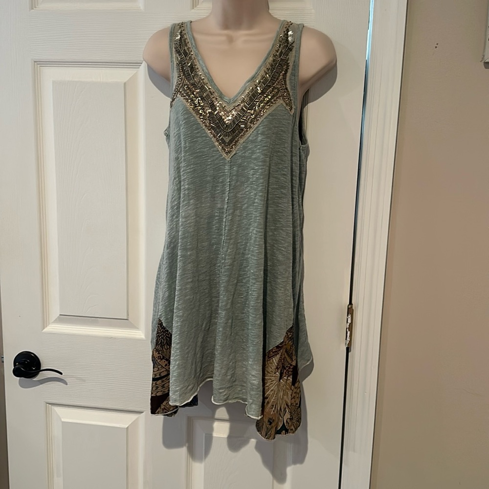 Gimmicks BKE  beaded sleeveless sweater top sage and print small